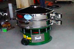 800型單層三次元振動篩，產量可達800kg/h。